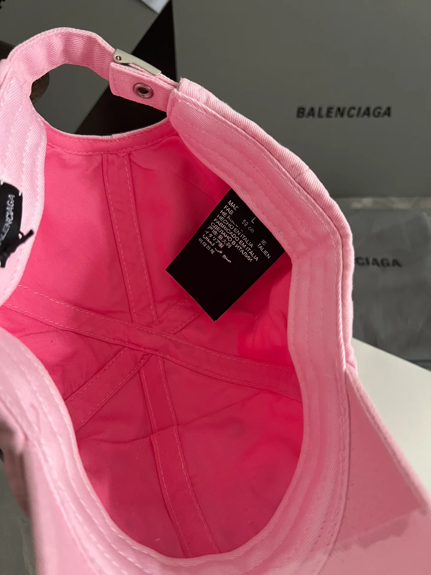 Balenciaga - Винтажная рваная бейсболка из коллекции City Collection - Розовая