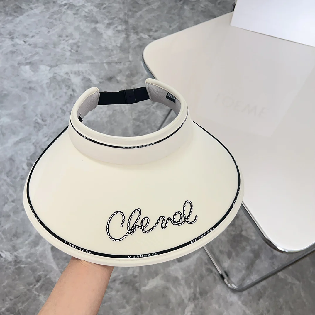 Новинка лета 2024 от Chanel - Солнцезащитная шляпа с курсивным шрифтом - Белая