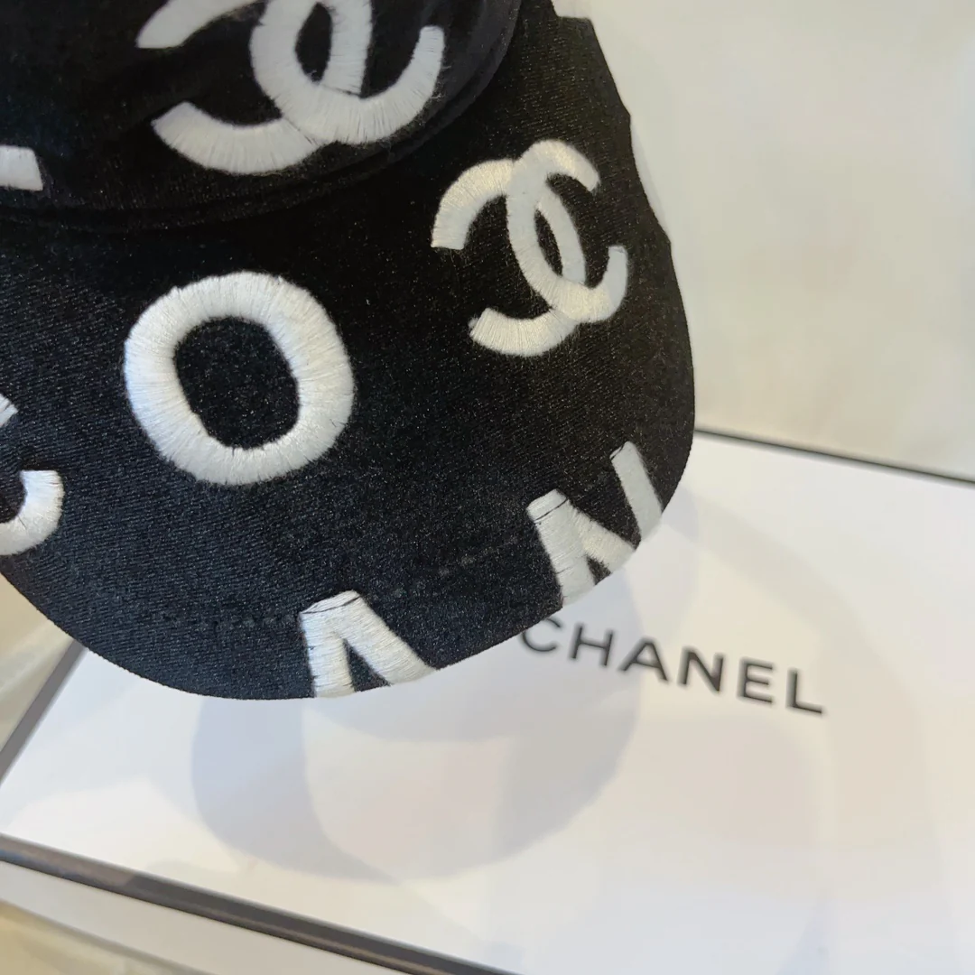 Новинка осенней коллекции Chanel 2023 — Солнцезащитный козырек с открытым верхом — Черный
