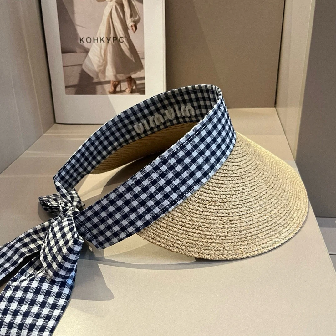 Новая клетчатая шляпа от солнца из рафии Miu Miu весна/лето 2024 — синяя.