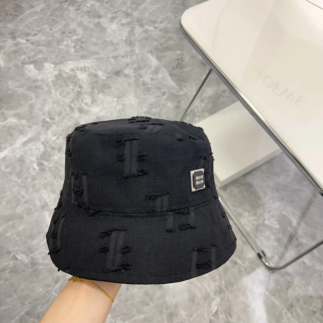 Новая минималистичная панама Miu Miu 2024 года с рваными элементами — черная.