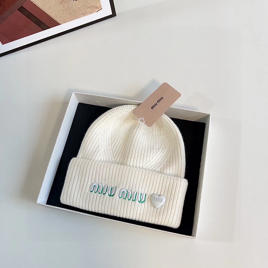 Вязаная шапка Miu Miu с вышивкой - белая