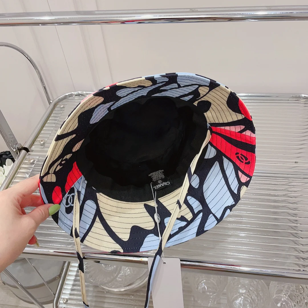 Лимитированная серия Chanel 2022 года: рыбацкая шляпа с граффити - 1 шт.