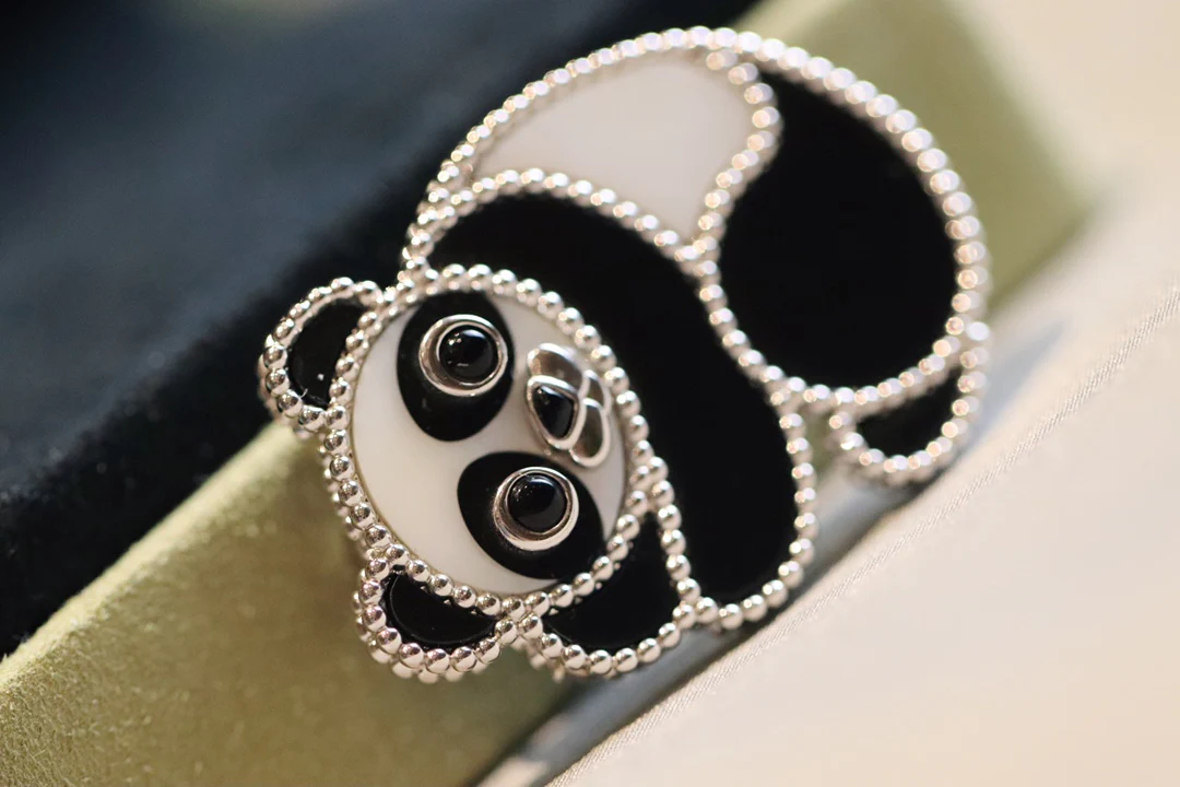 Van Véck - Брошь 008