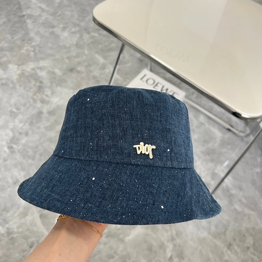Новая простая солнцезащитная шляпа Dior 2024 года - синяя.