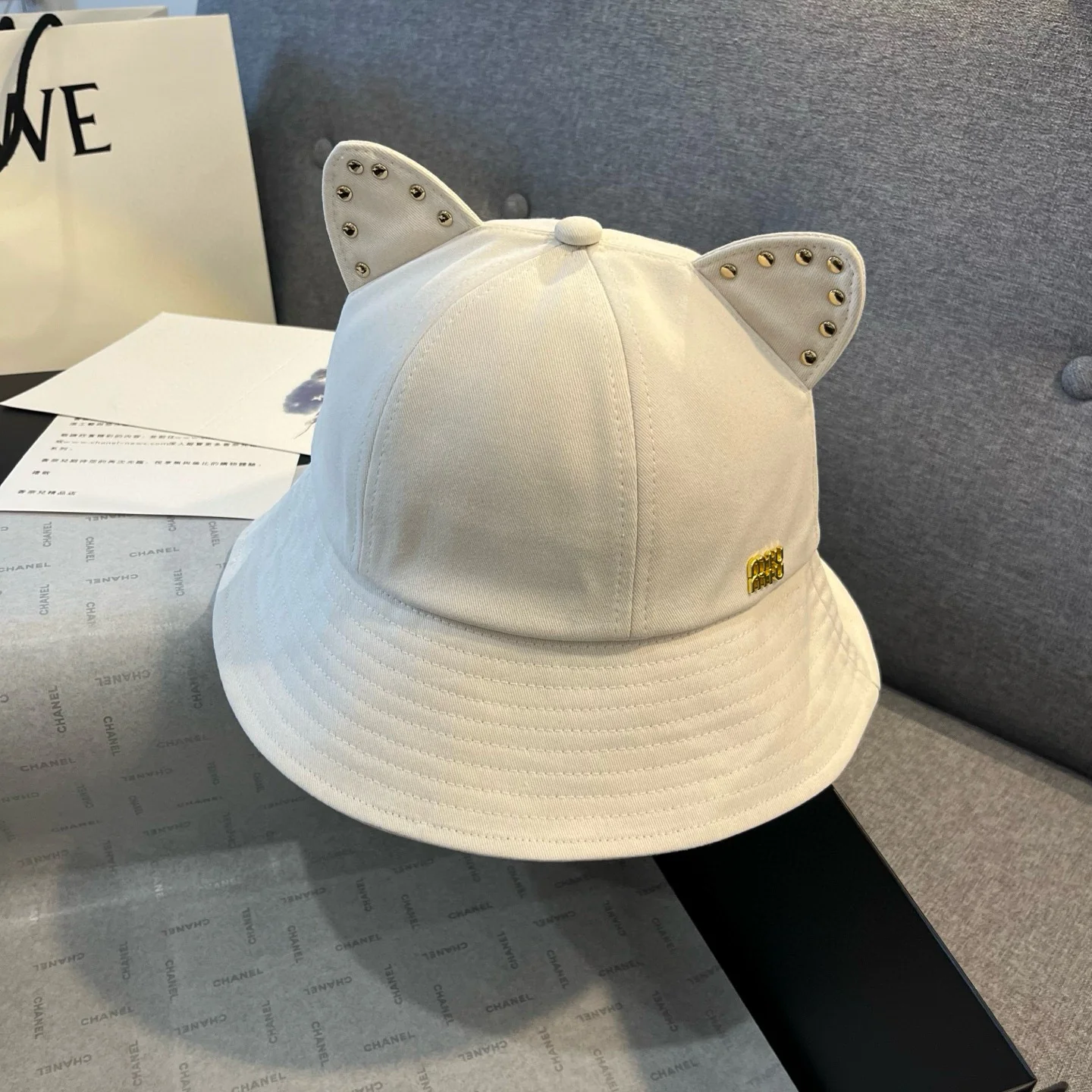 Рыбацкая шляпа Miu Miu с кошачьими ушками - белая