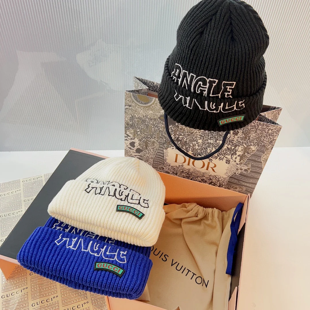 Вязаная шапка Gucci с буквами
