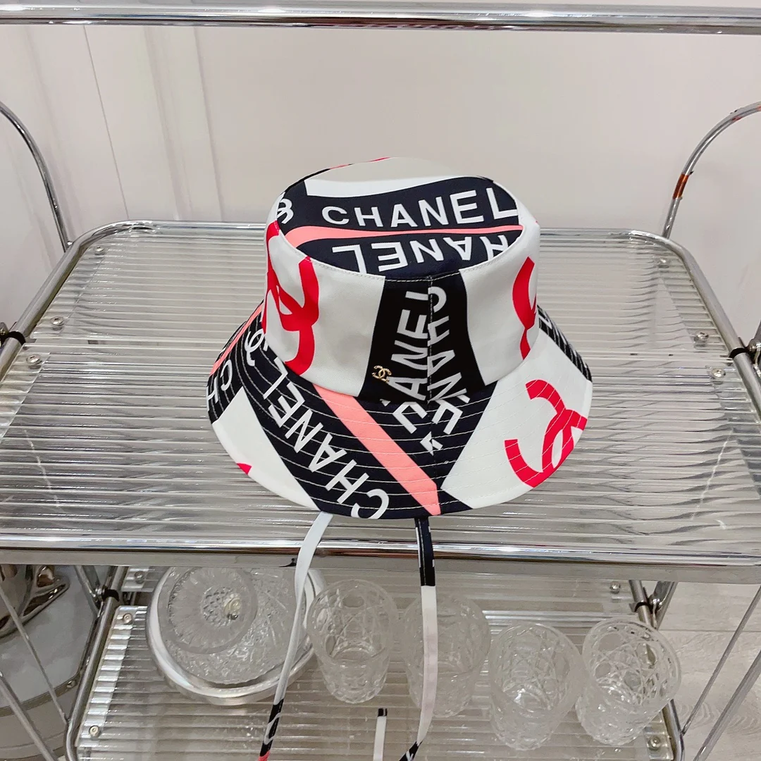 Лимитированная серия Chanel 2022 года: рыбацкая шляпа с граффити.