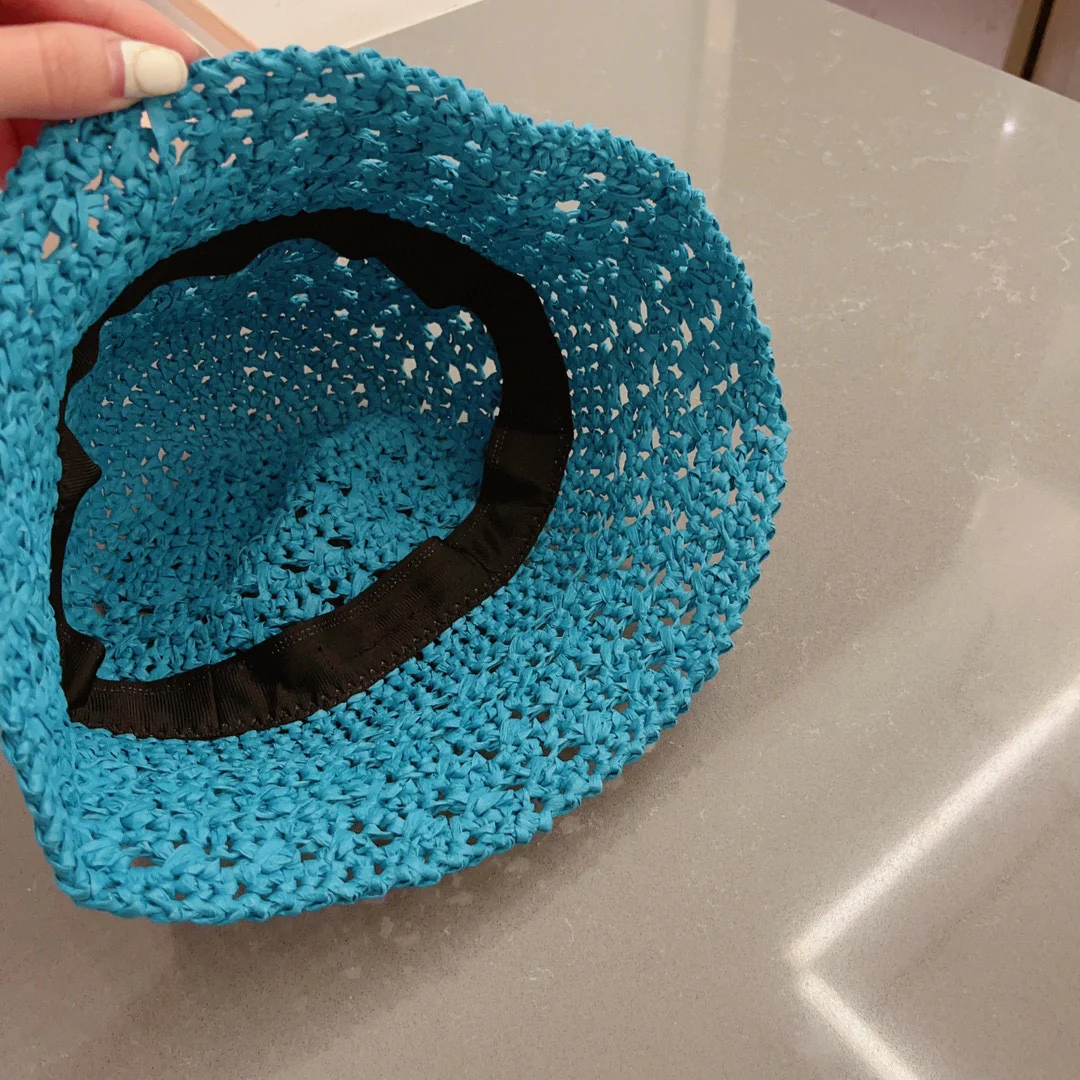 Новинка весны/лета Miu Miu 2023 — вязаная крючком рыбацкая шапка — синяя.