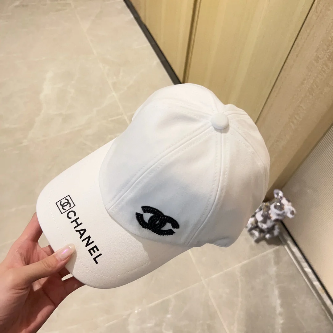 Новинка сезона весна/лето 2023 от Chanel - бейсболка с вышивкой - белая.