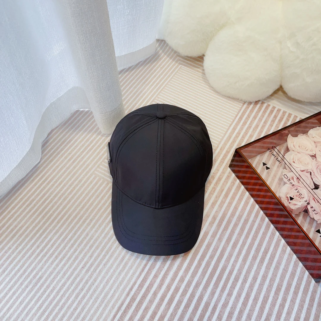 Бейсболка Prada