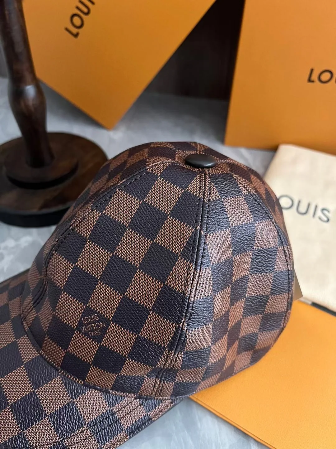 Классическая кожаная бейсболка LV в клетку