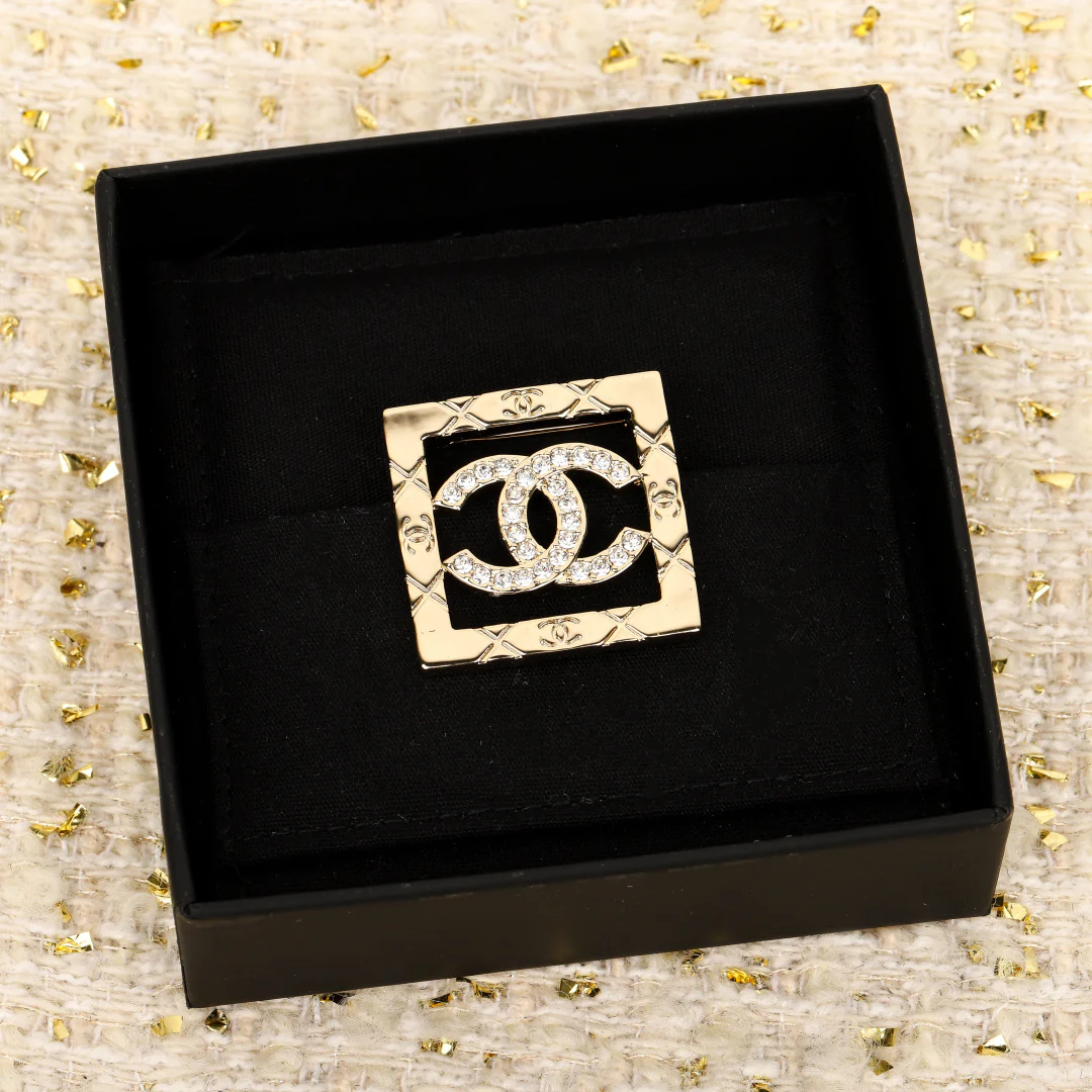 Квадратная ажурная брошь Chanel 25 пенсов.