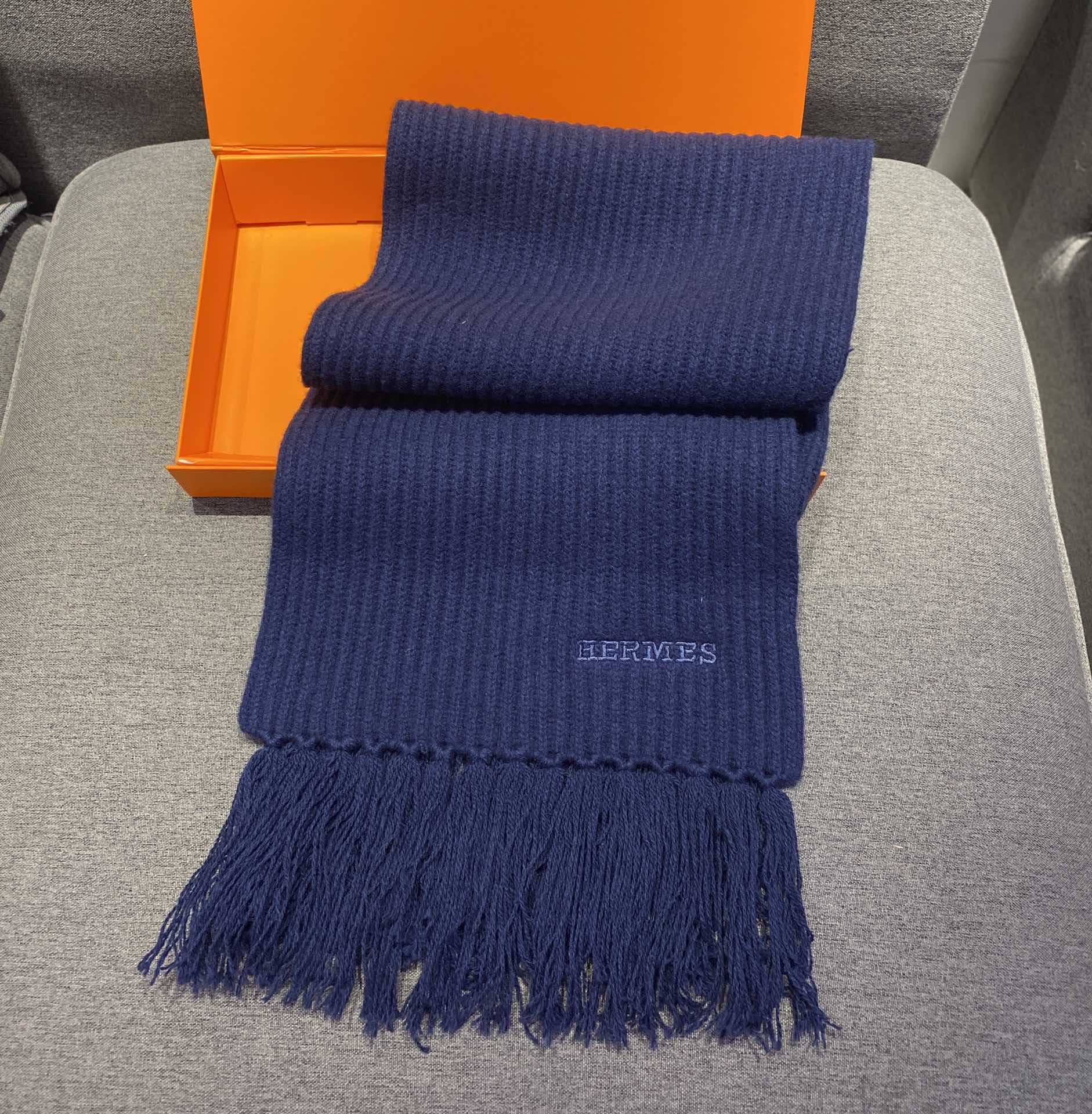 Вязаный кашемировый комплект Hermes с шапкой-бини - темно-синий