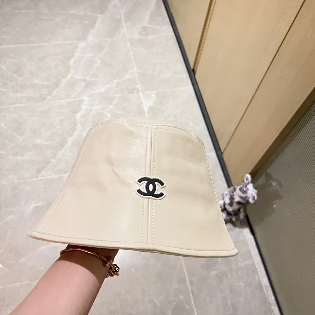 Новая модель кожаной рыбацкой шляпы Chanel 2023 года — белая.