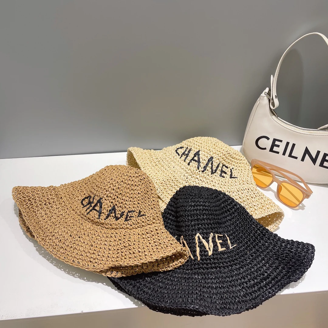 Новинка сезона весна/лето 2023 от Chanel — соломенная рыбацкая шляпа.