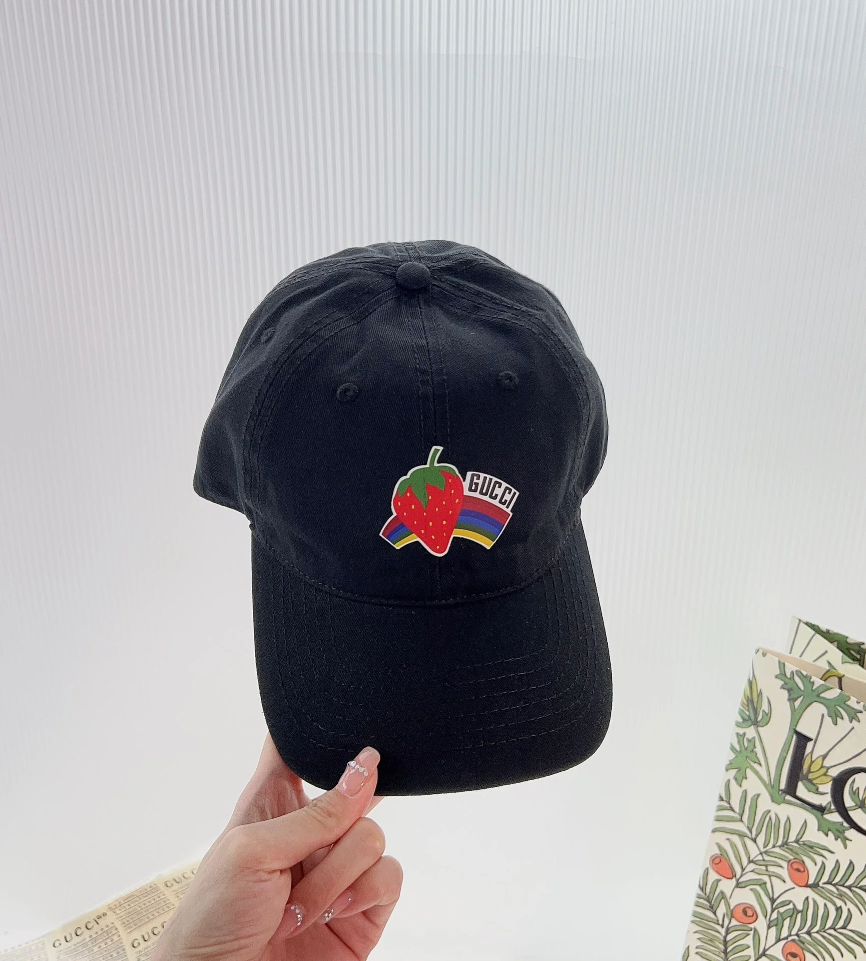 Бейсболка Gucci с клубничным принтом