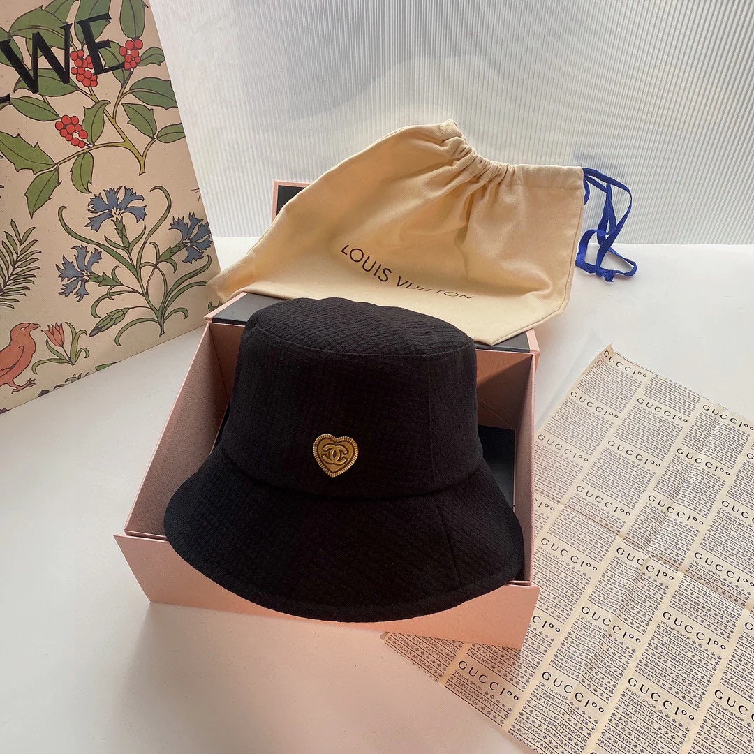 Chanel - Рыбацкая шляпа в форме сердца