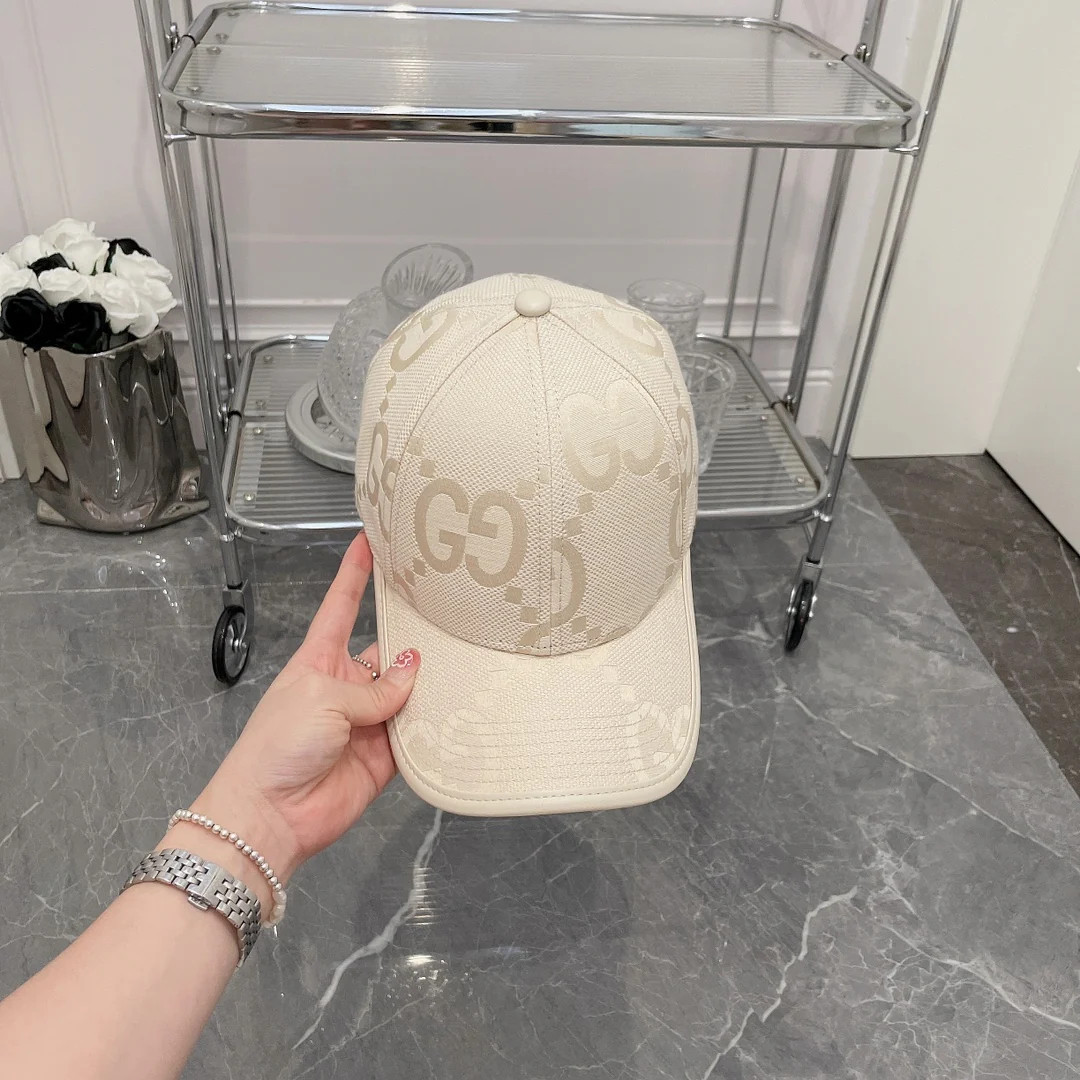Gucci - Бейсболка кремового цвета с большим логотипом - такая же, как в бутиках.