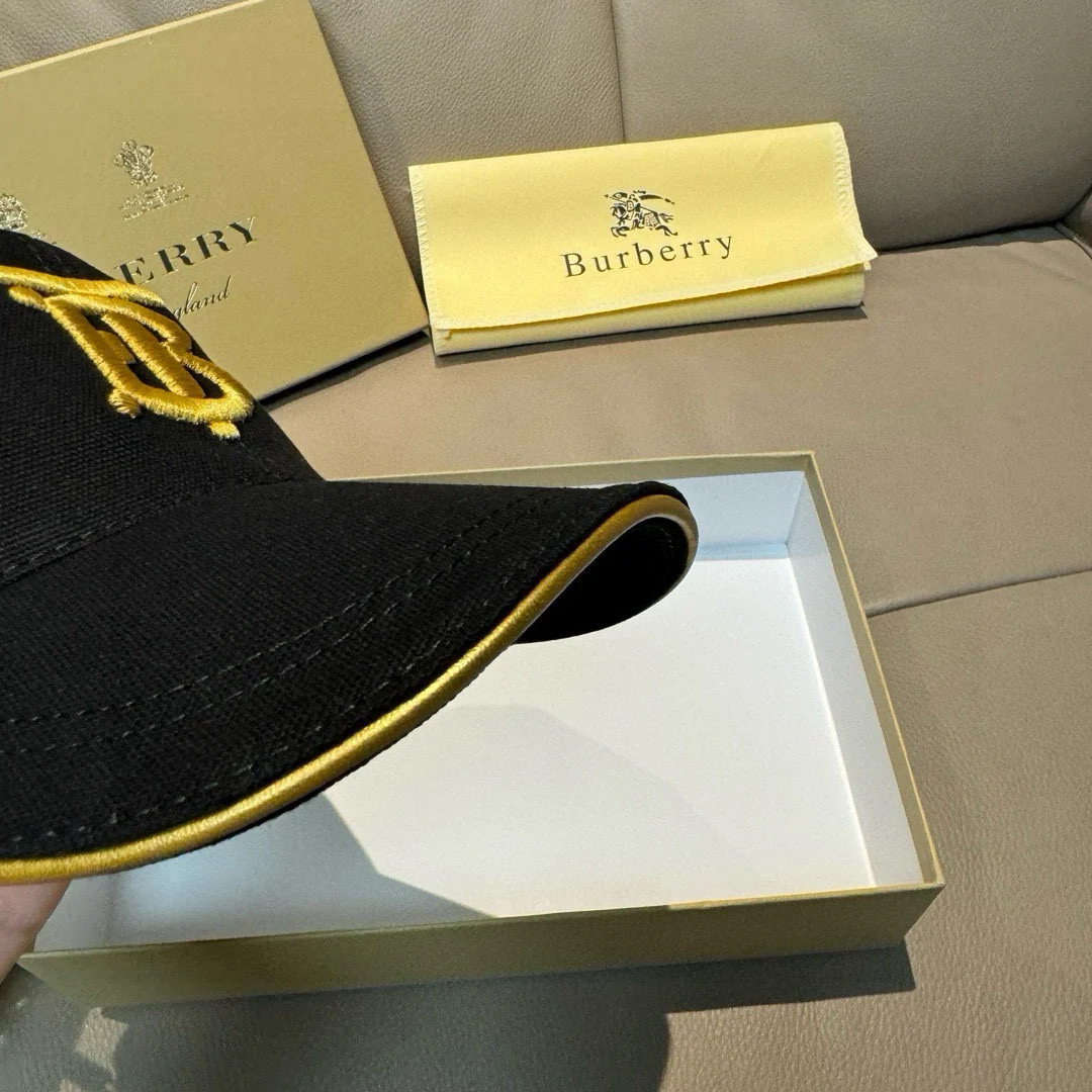 Бейсболка Burberry с вышивкой - черная