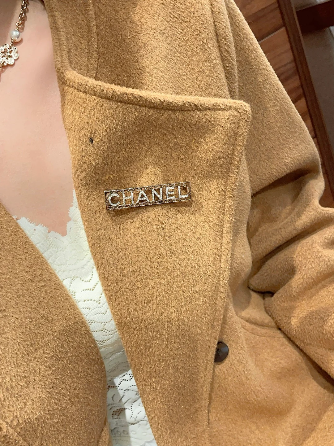 Chanel - квадратная ажурная брошь в виде буквы (25 пенсов)
