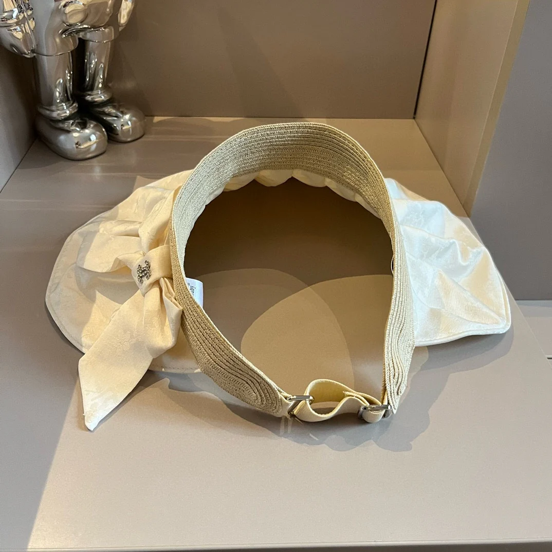 Солнцезащитная шляпа Chanel из атласа с перламутровым узором - белая.