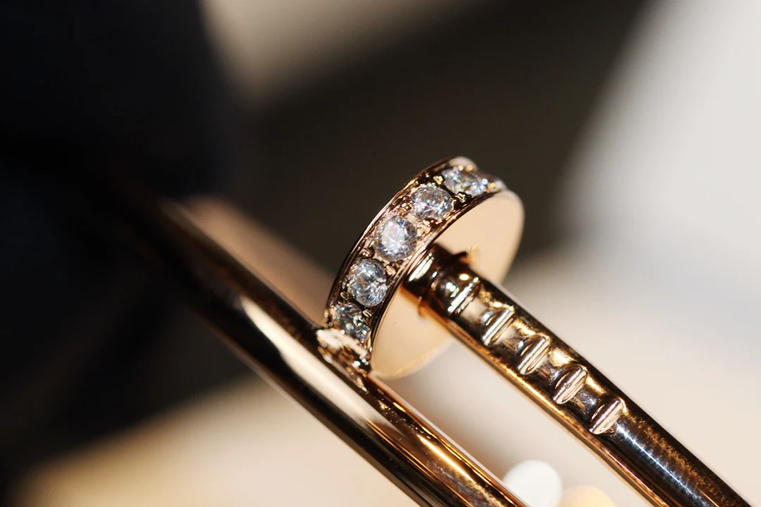 Браслет Cartier ?Гвоздика? — с половиной бриллианта