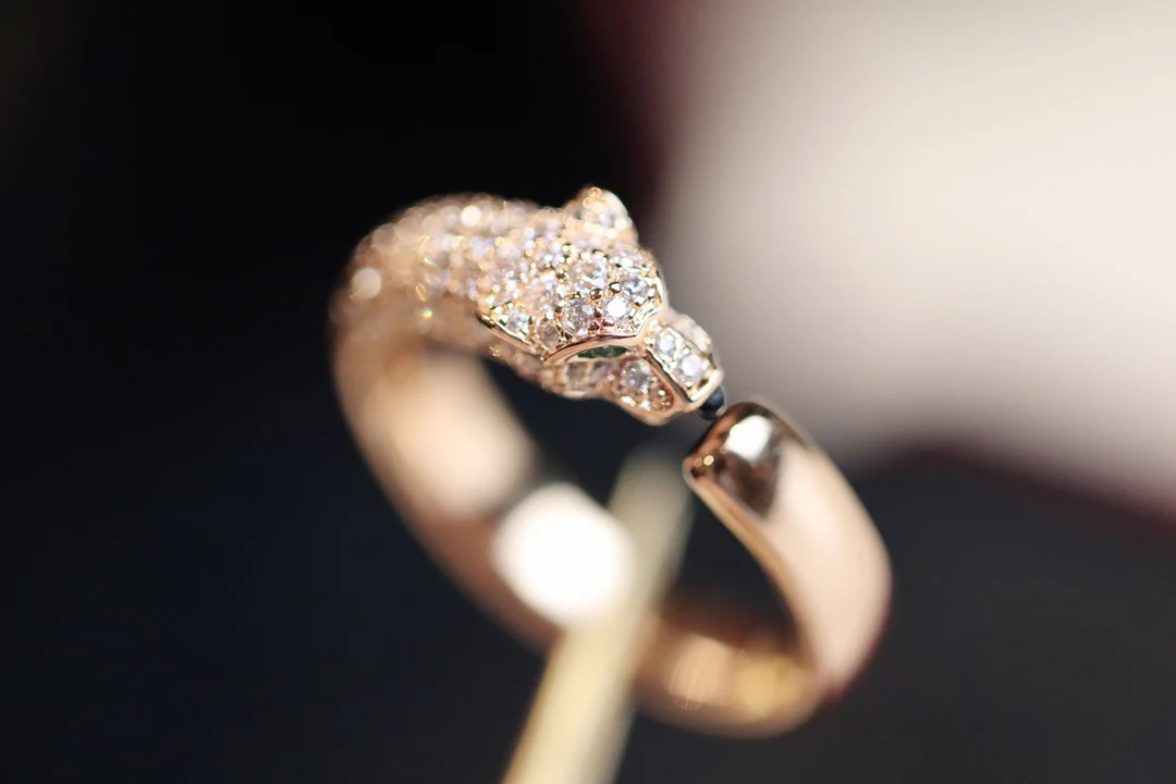 Коллекция Cartier Panther - Розовое золото с полубриллиантами и изумрудами