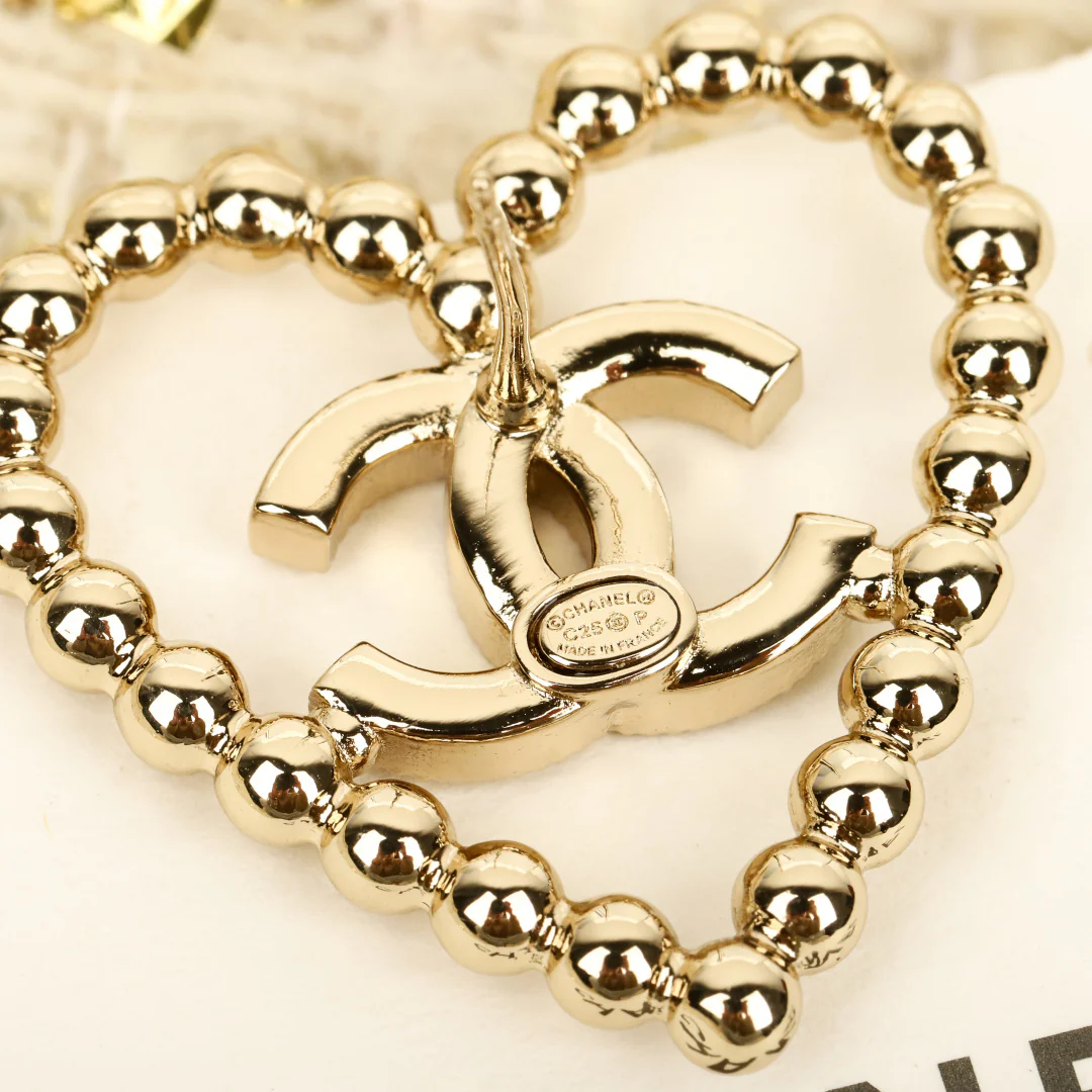 Chanel - Серьги в форме сердца с ажурным узором 