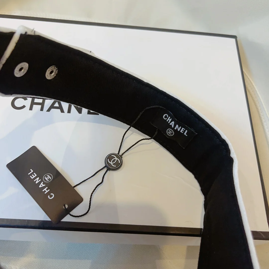 Новинка осенней коллекции Chanel 2023 — Солнцезащитный козырек с открытым верхом — Белый