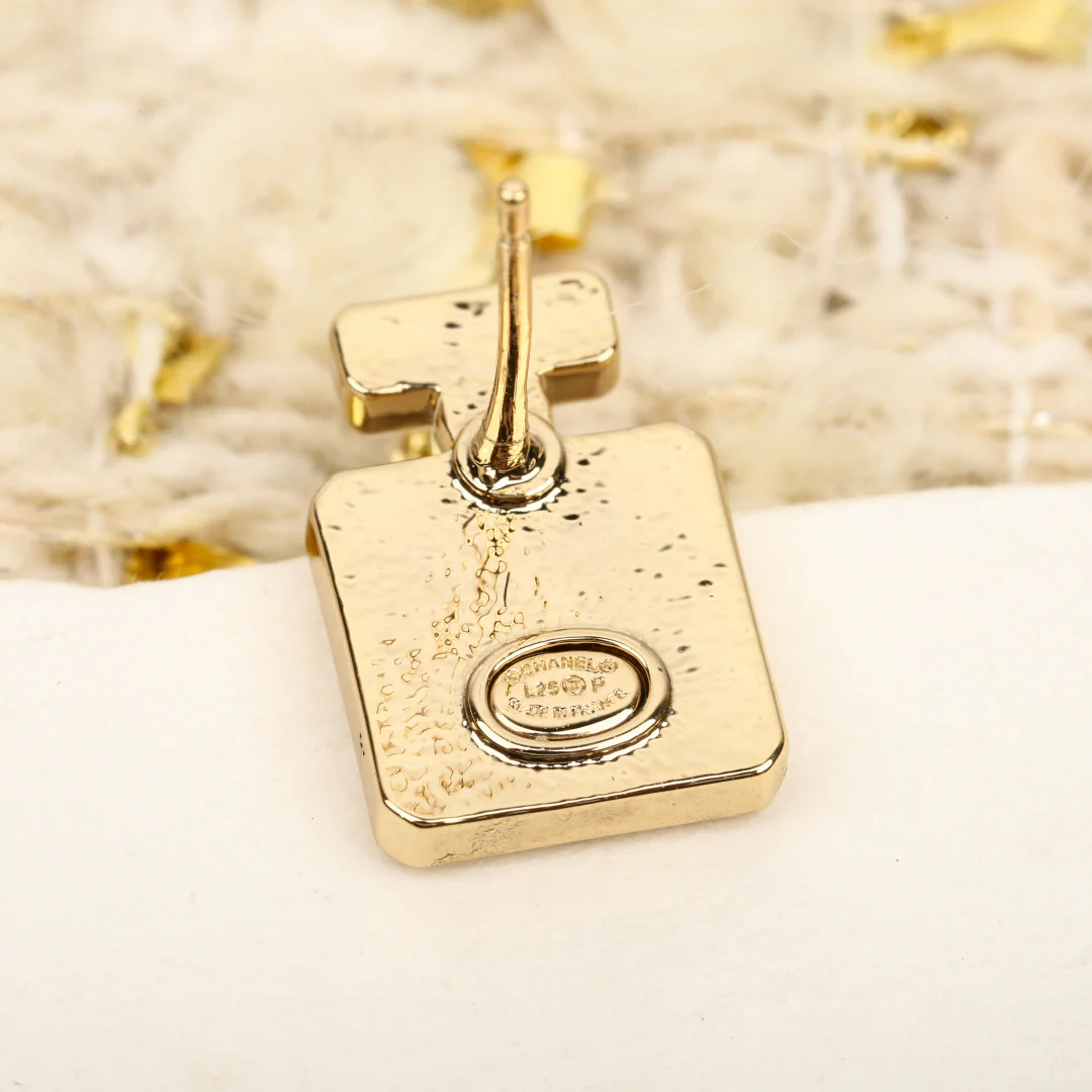 Chanel - Серьги в форме флакона духов из белой эмали, 25 пенсов