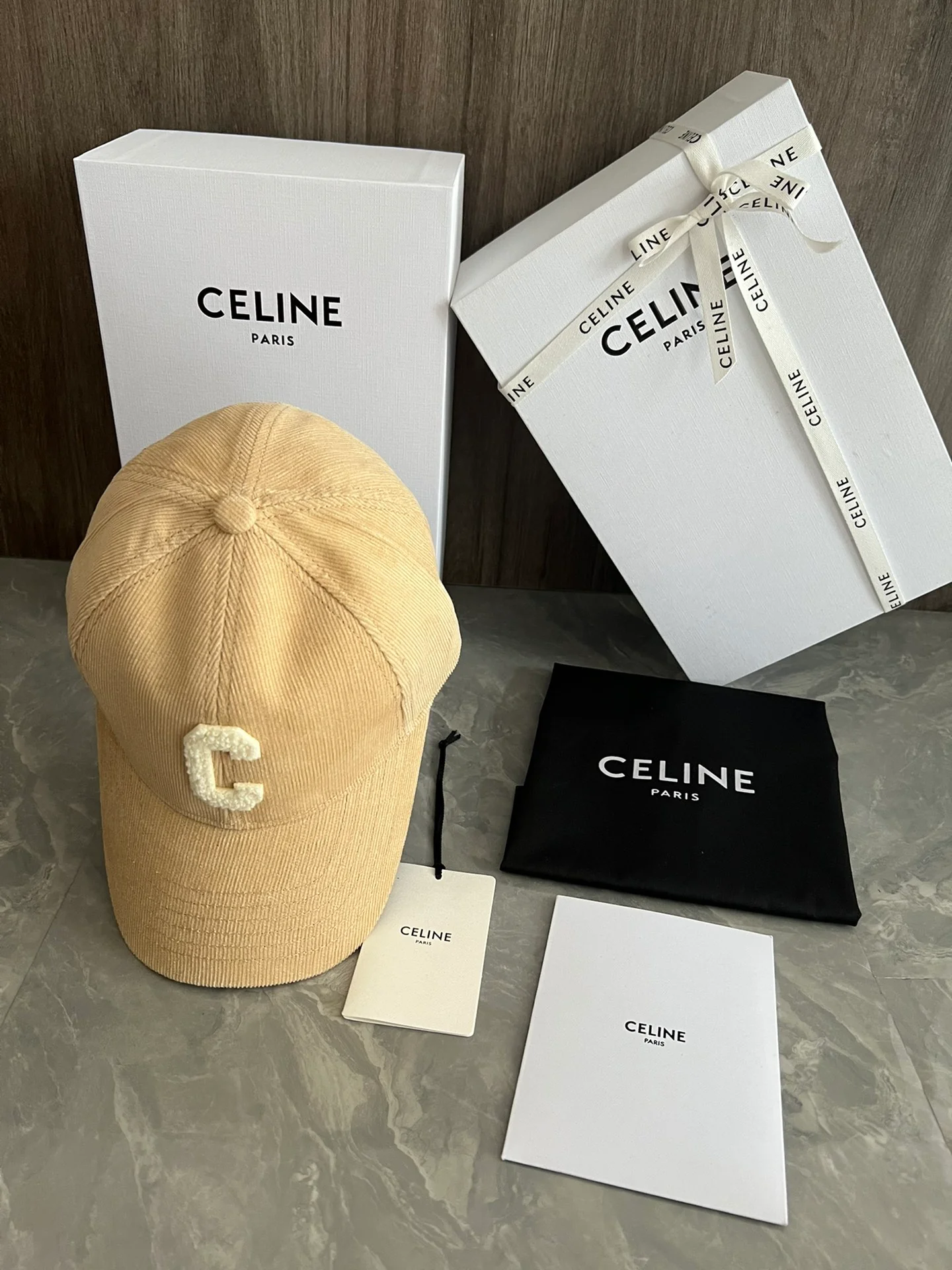 Вельветовая бейсболка Celine с большим логотипом ?C? — жёлтая.