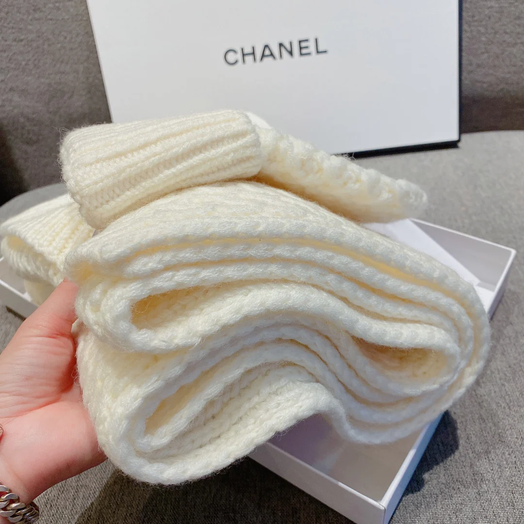 Chanel - Комплект из шерстяной вязаной шапки и шарфа - Белый