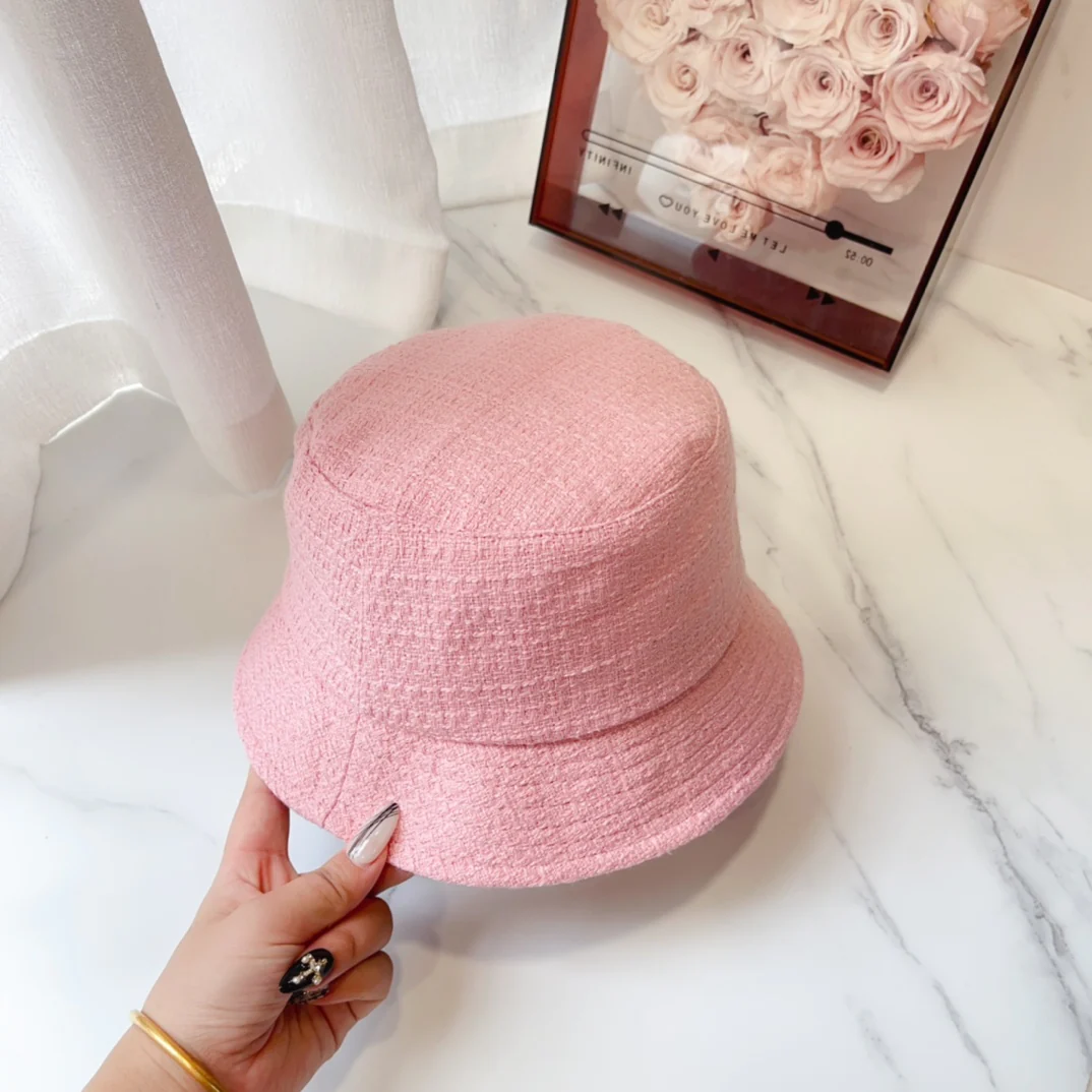 Новинка сезона осень/зима 2023 от Chanel — розовая плетеная рыбацкая шляпа.