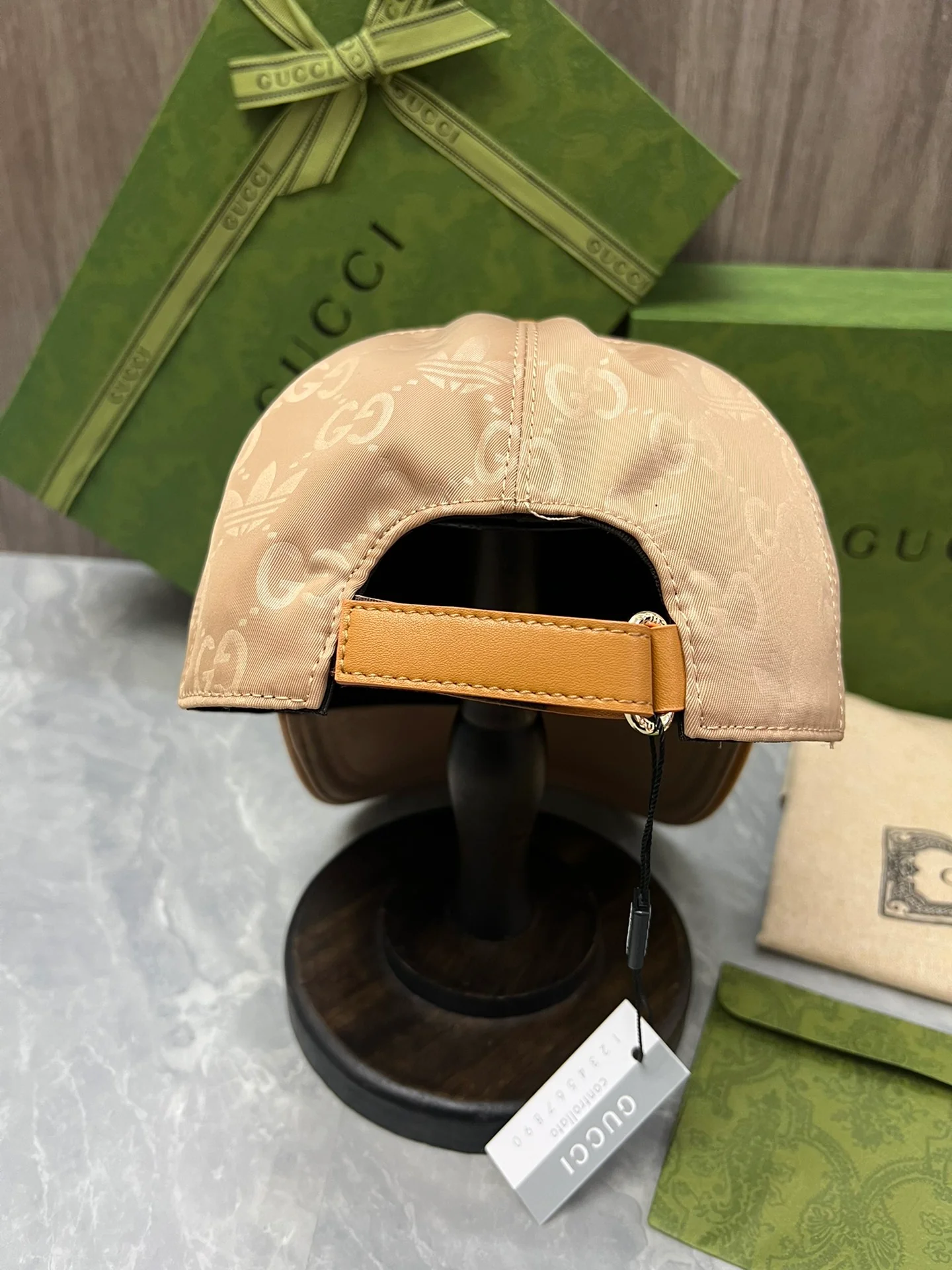 Водонепроницаемая бейсболка с монограммой от Gucci (коллаборация) - желтая