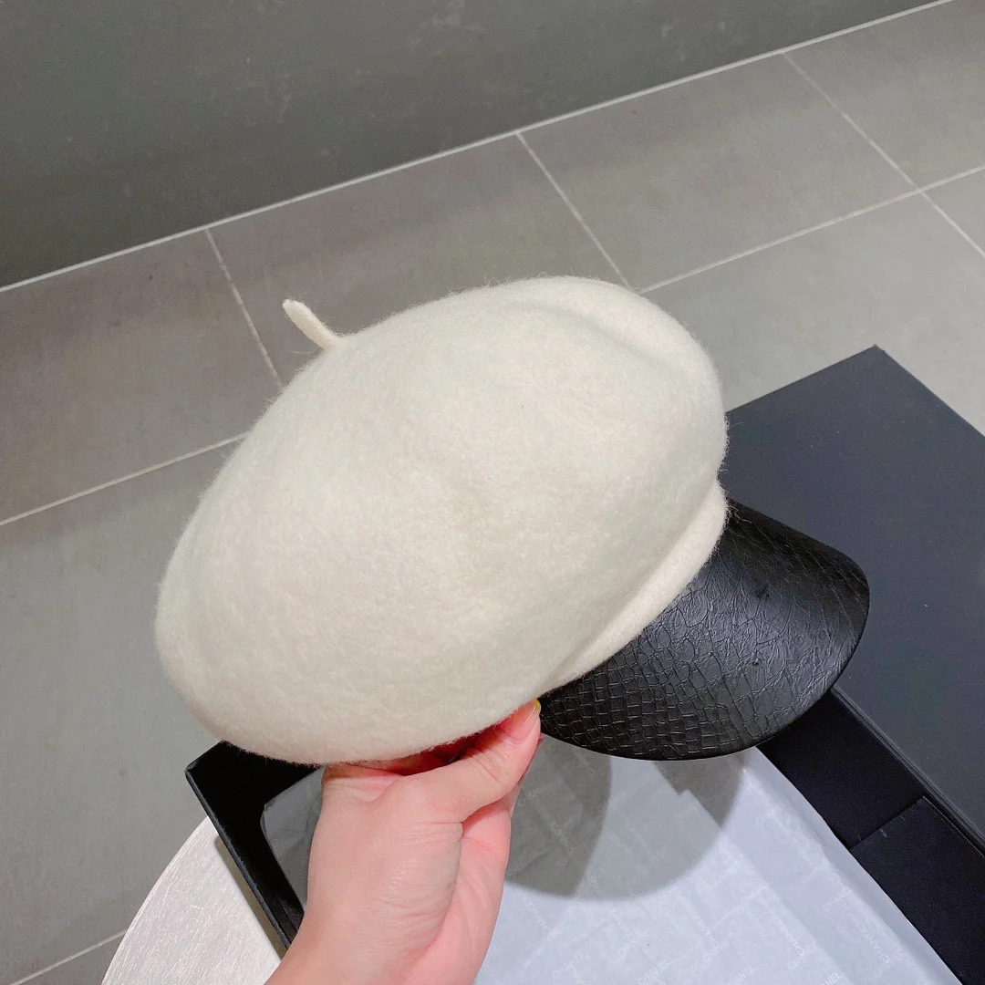 Chanel - Шерстяная военная кепка с клювом-?уточкой? - Белая