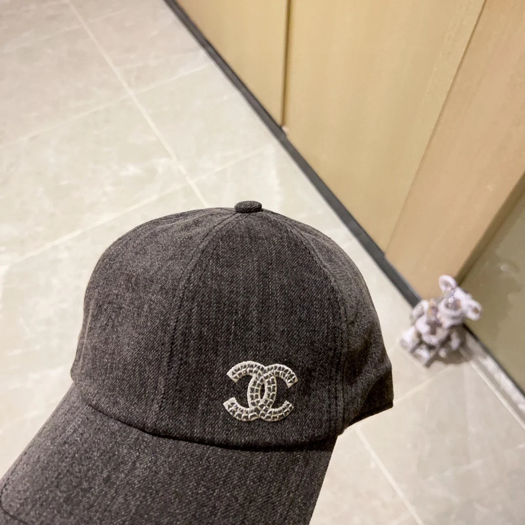 Новинка сезона весна/лето 2023 от Chanel - Вышитая кепка/Сферическая кепка - Железно-серый