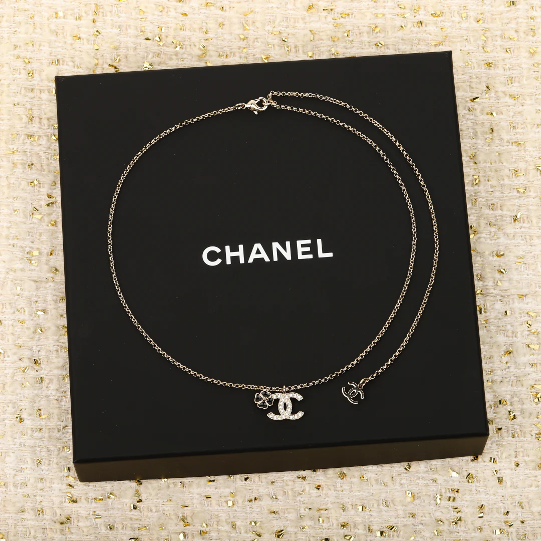 Колье Chanel Camellia Double C — можно носить как в коротком, так и в длинном варианте.