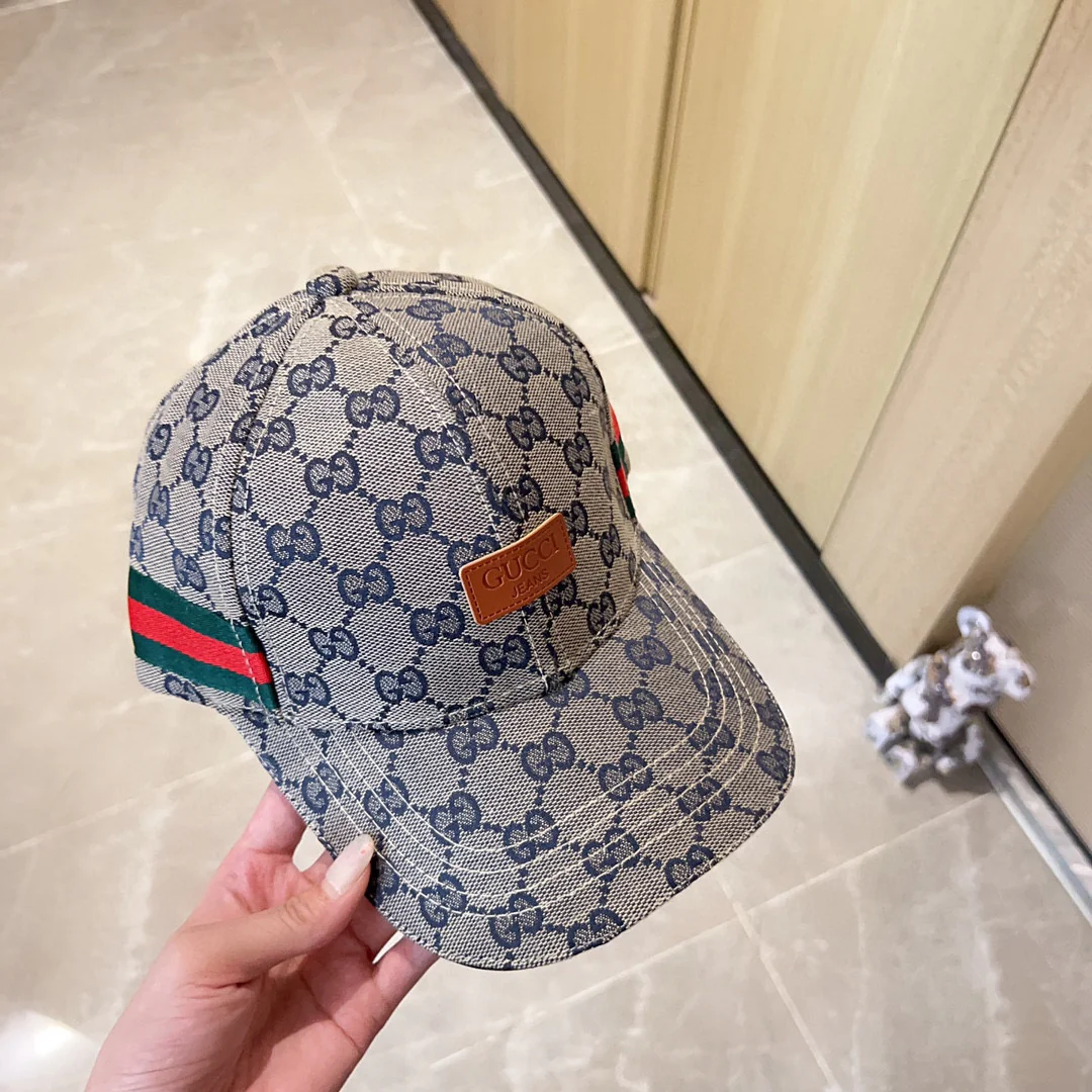 Новинка сезона весна/лето 2023 — бейсболка с кожаной этикеткой Monogram, серая.