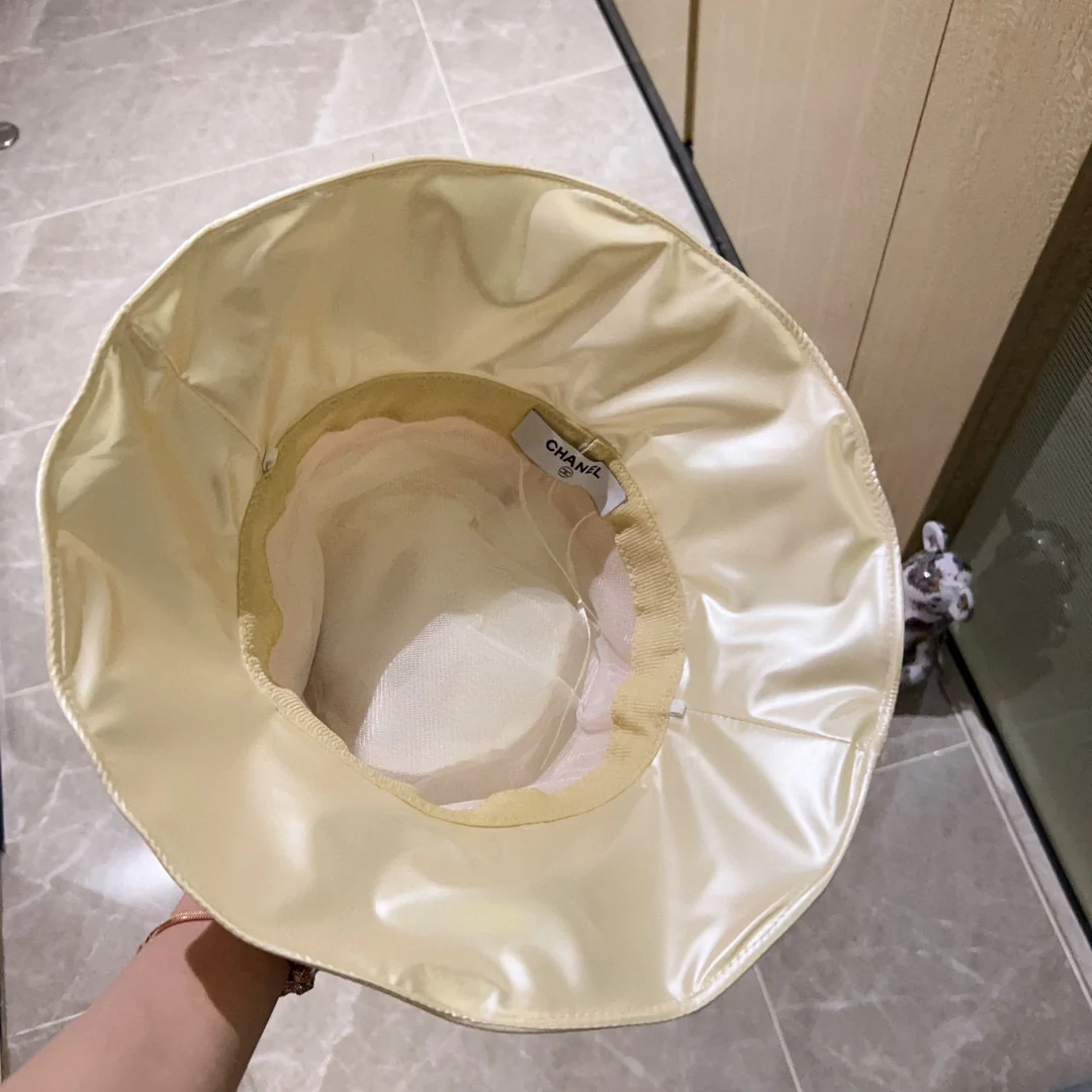 Новинка сезона весна/лето 2023 от Chanel - Рыбацкая шляпа - на шнурке - Белая