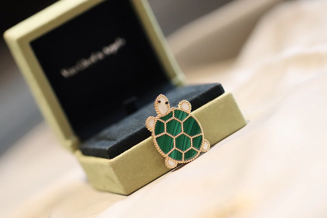 Van Véck - Брошь 017