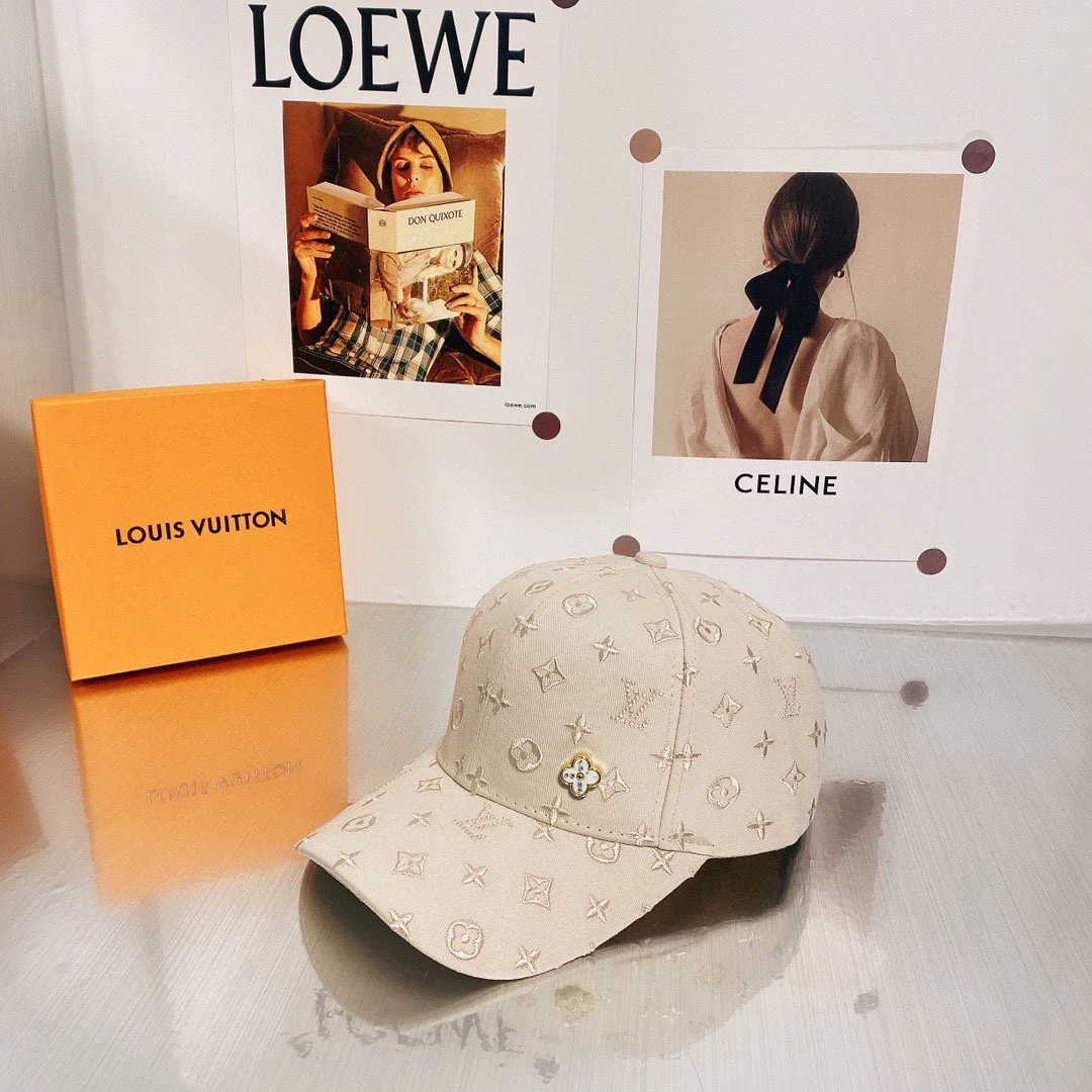 Рыбацкая шляпа LV 2022 с вышитым по всей поверхности монограммом — такая же, как в бутиках.