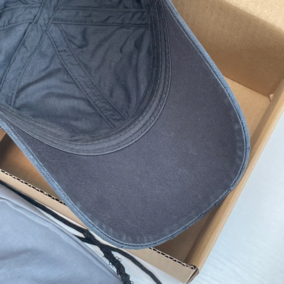 Бейсболка Balenciaga с эффектом потертости и вышитой надписью — темно-серый.