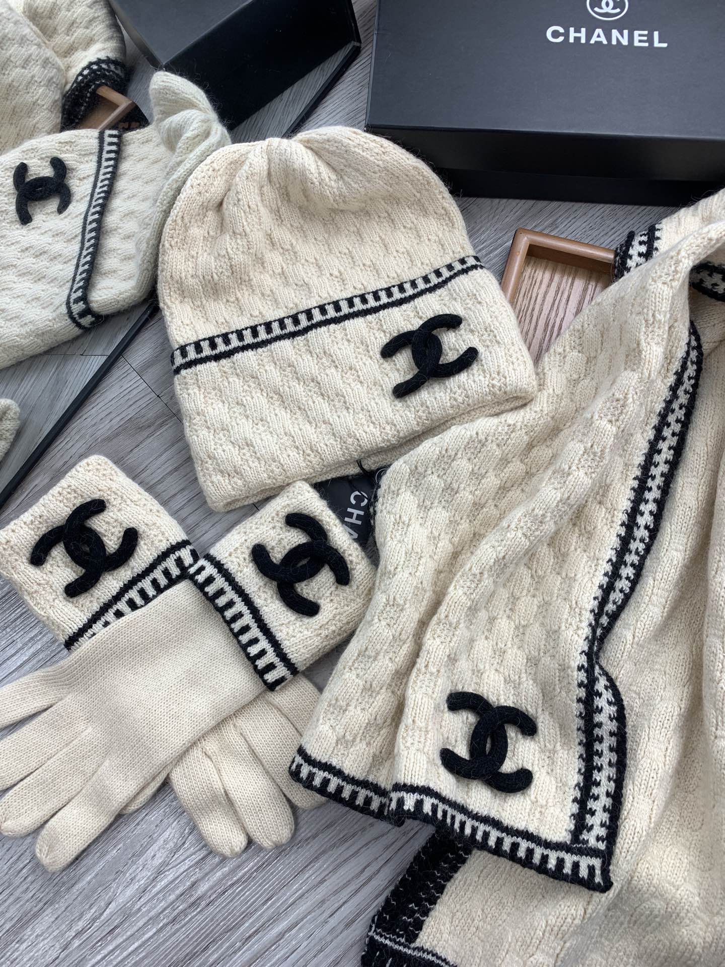 Chanel - Вязаный шерстяной комплект - шапка, шарф и перчатки (3 предмета) - Белый
