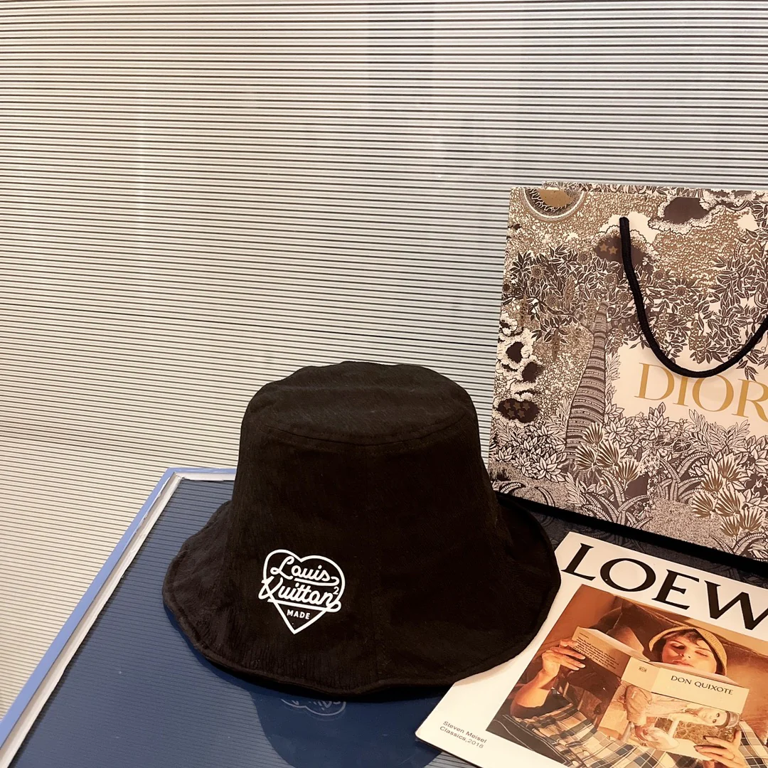 Рыбацкая кепка LV с логотипом в виде сердца - 4 цвета - 1