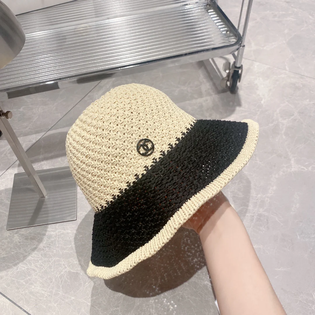 Соломенная рыбацкая шляпа Chanel - белая