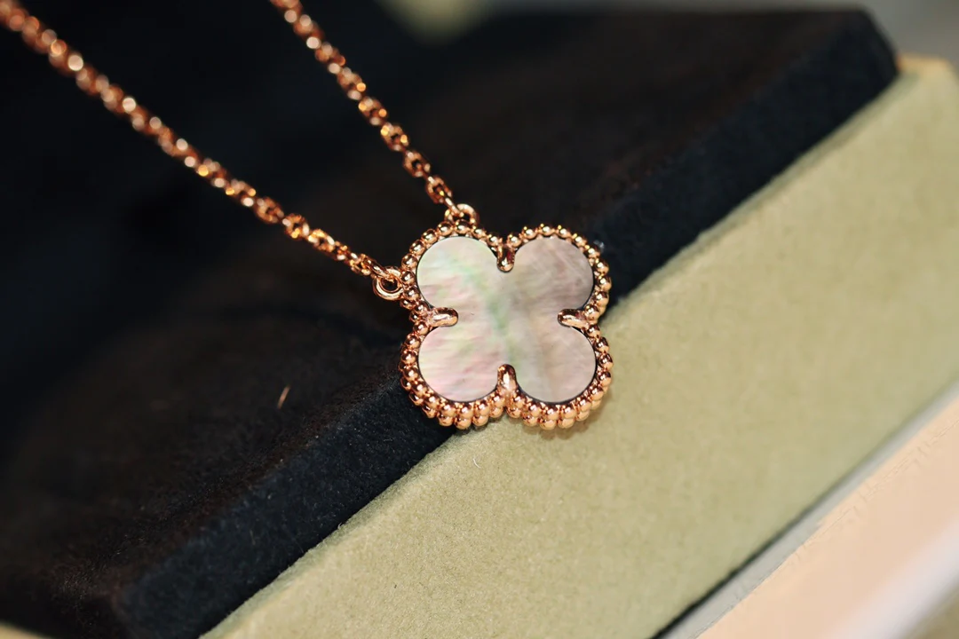 Ожерелье VCA с четырехлистным клевером и серой ракушкой