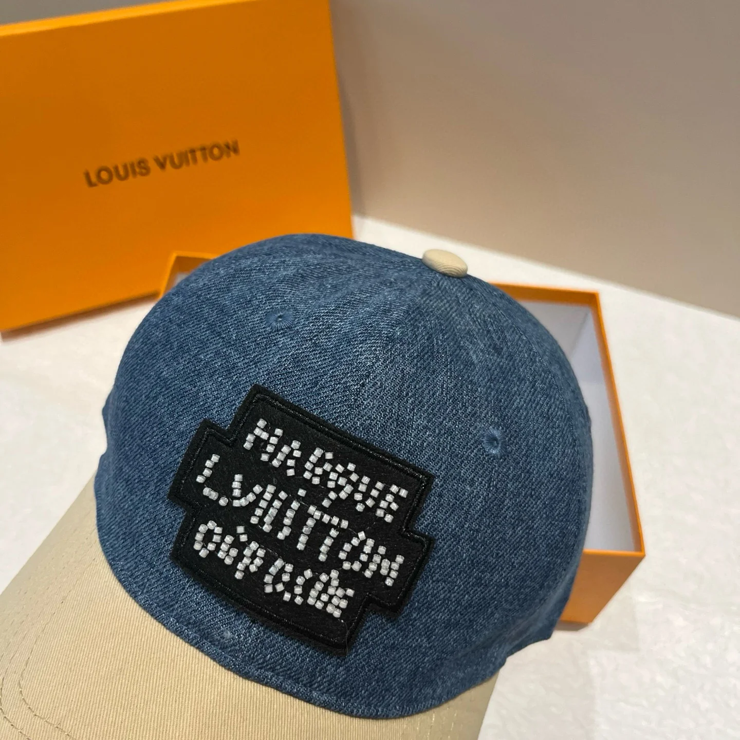 LV - Бейсболка из рваной джинсовой ткани с цветовыми блоками - Темно-синяя