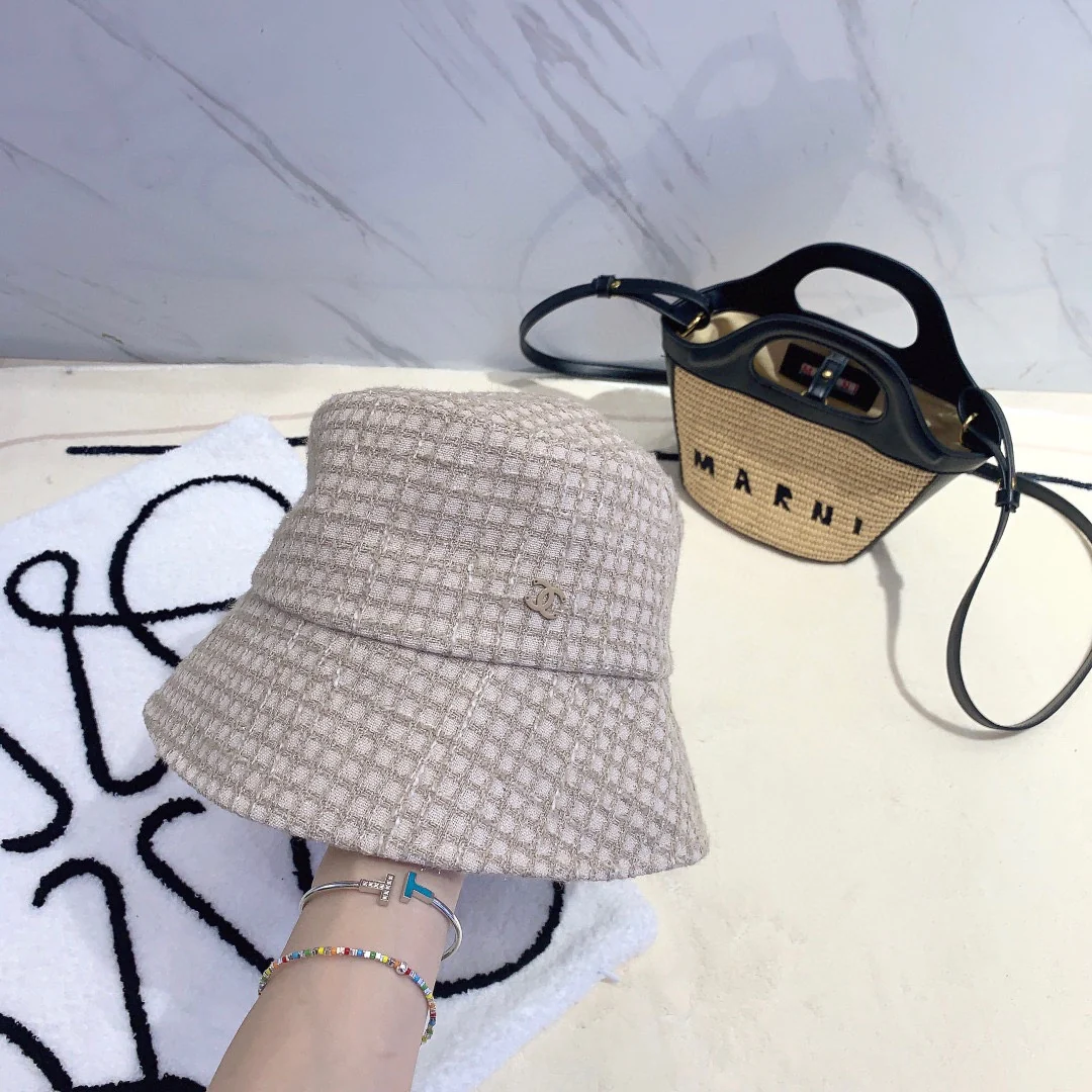 Новая коллекция Chanel ?Ранняя осень 2023? — клетчатая рыбацкая шляпа.