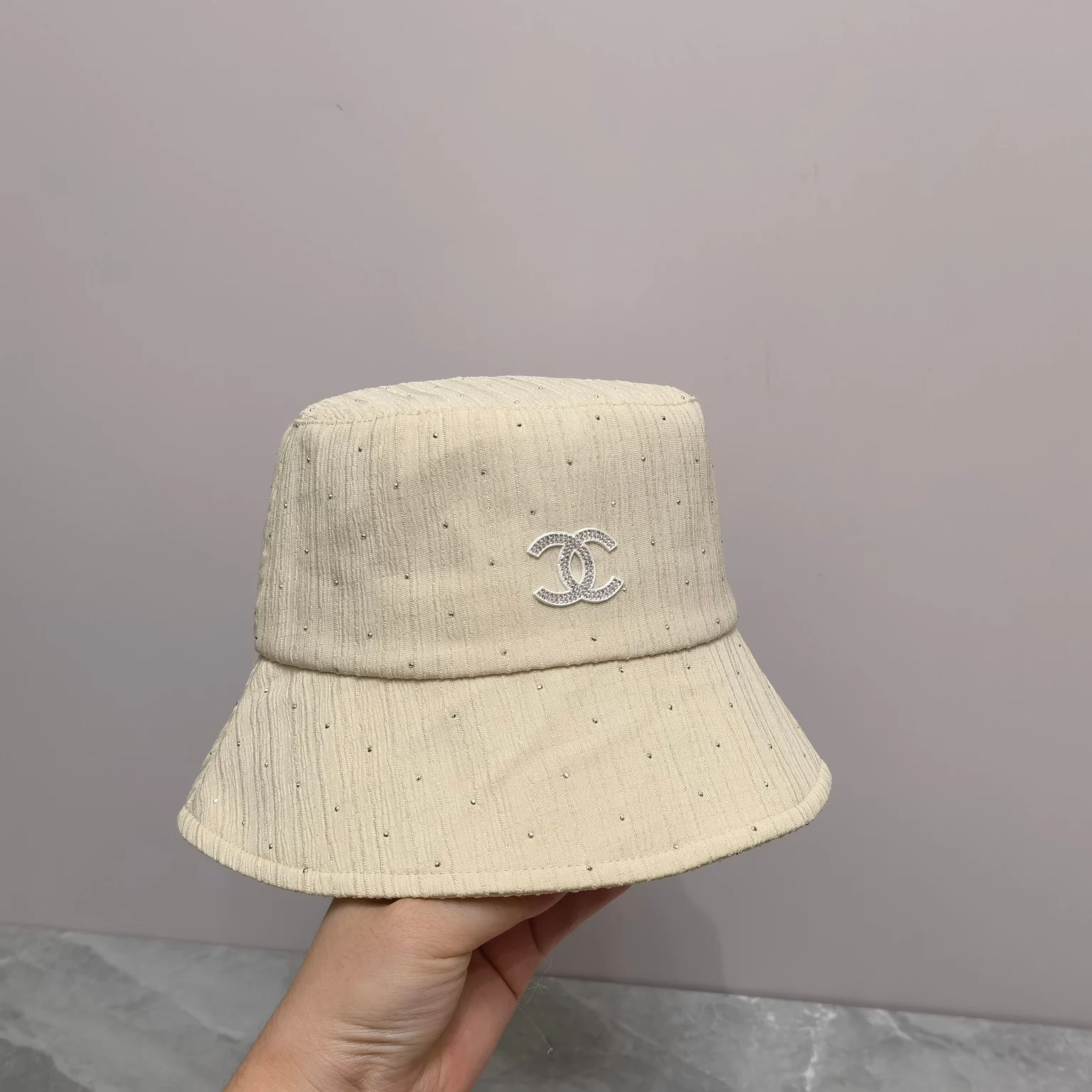 Chanel - Новая рыбацкая шляпа с логотипом из страз, 2024 год.